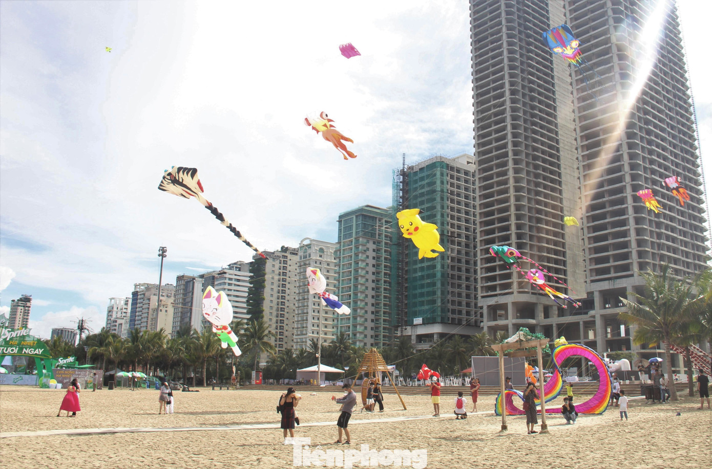 Du khách ngắm diều, vui chơi trên bãi biển Đà Nẵng (Ảnh: Thanh Trần).