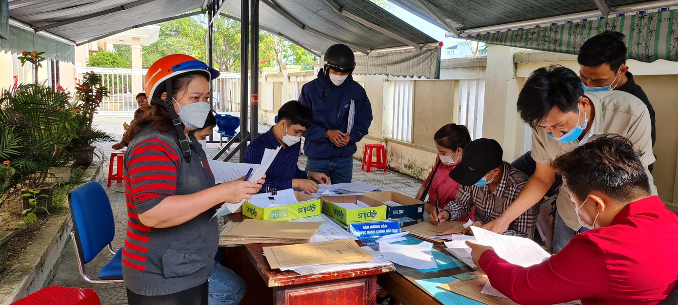 Bàn tự viết, bàn hướng dẫn làm hồ sơ được bố trí bên ngoài sân. Bàn tự viết, bàn hướng dẫn làm hồ sơ được bố trí bên ngoài sân.