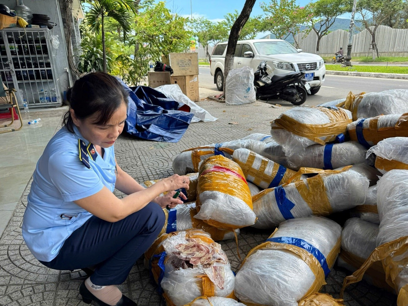 Lô hàng gần 700kg mực khô bốc mùi hôi thối được người dân phát hiện trên vỉa hè. Lô hàng gần 700kg mực khô bốc mùi hôi thối được người dân phát hiện trên vỉa hè.
