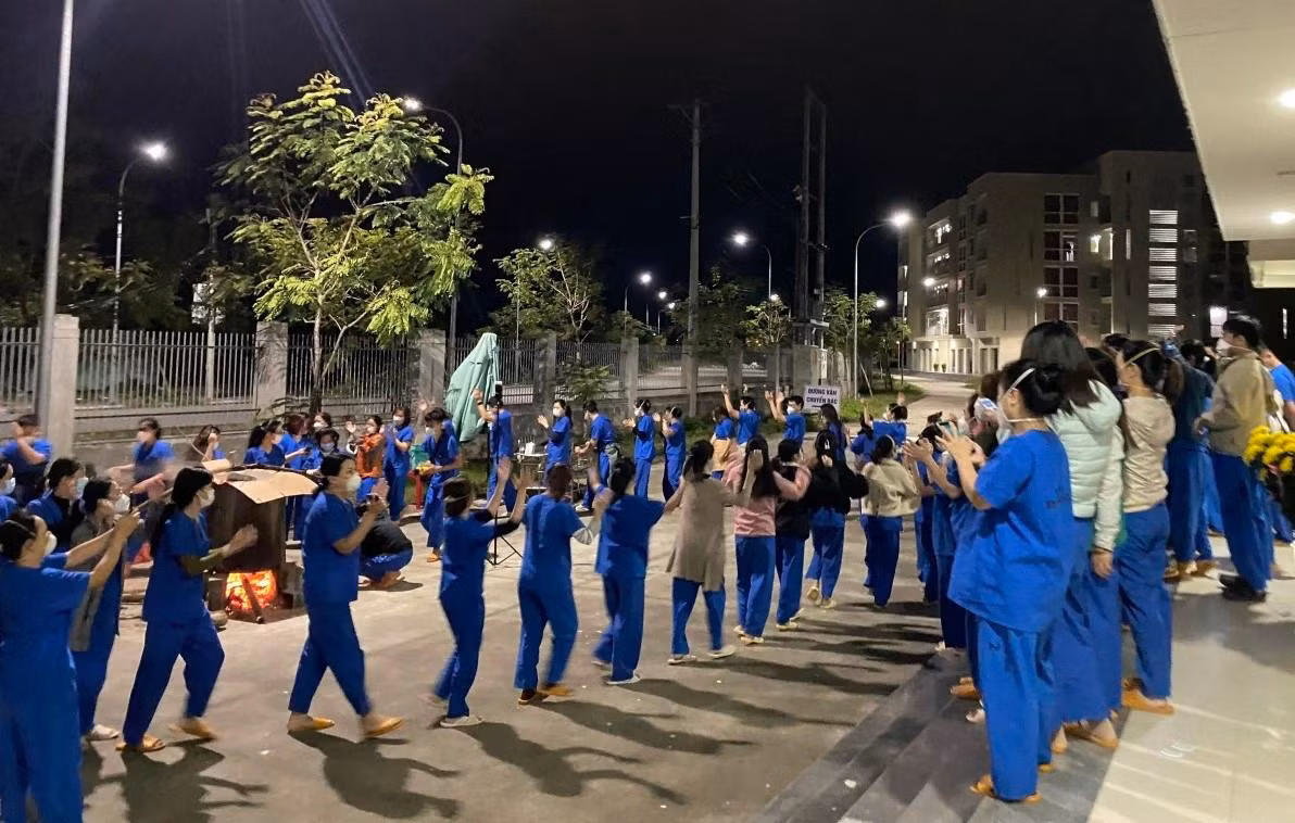 “Tụi em đã nhóm lửa, nấu bánh chưng ngoài sân. Cùng nhau ca hát, sum vầy đón năm mới ở một nơi thật đặc biệt”, Dũng nói.