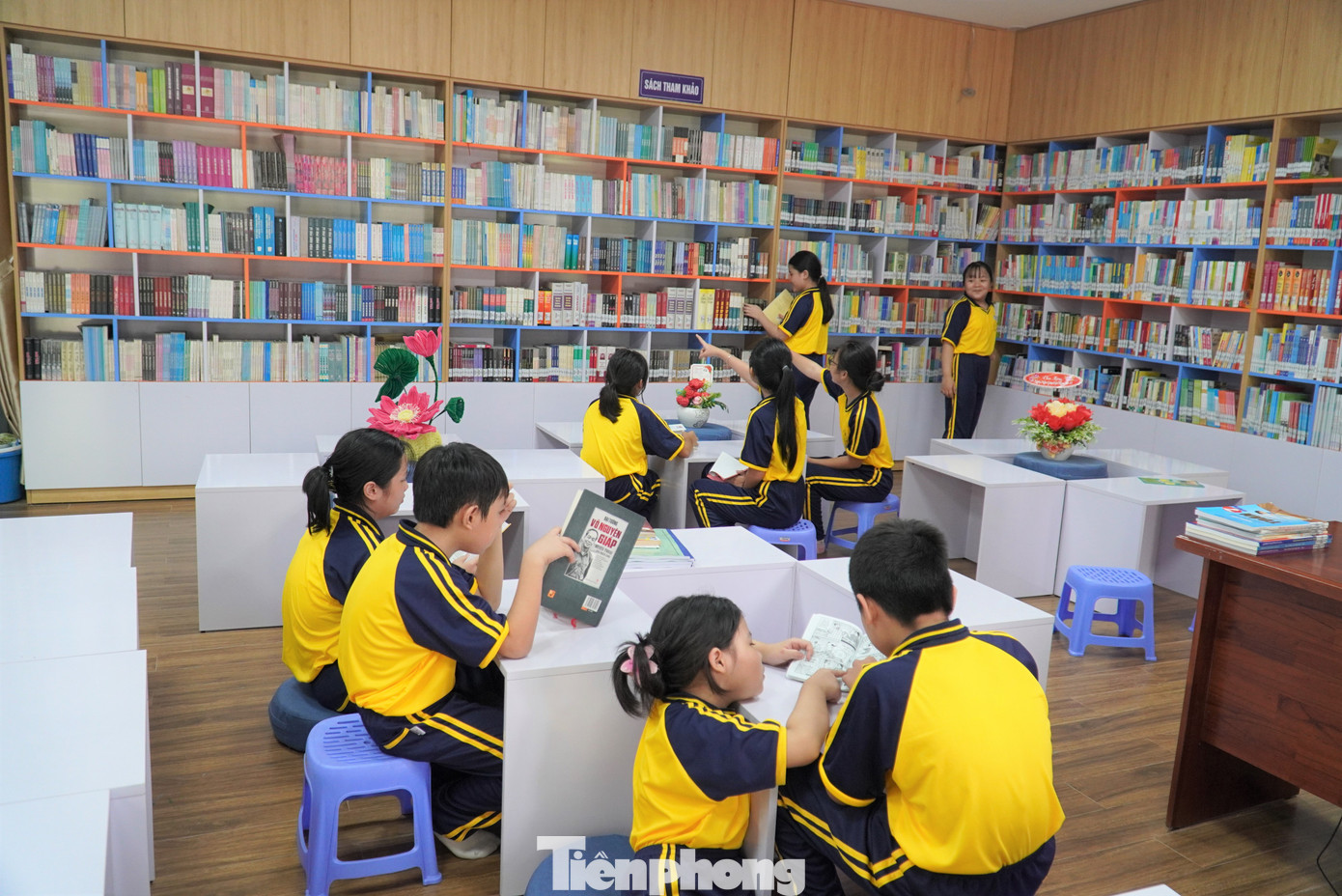 Học sinh có thể thoải mái ngồi đọc sách ở bàn ghế hoặc tựa lưng vào tường. Gia Linh (lớp 6/7) chia sẻ: "Ở đây thoải mái như quán cà phê, nhà sách nên em rất thích tới. Hơn nữa góc nào trong thư viện cũng "chill". Các thầy cô giáo cho hay, một số tiết học cần thay đổi không gian hoặc cần tìm kiếm nhiều tư liệu, giáo viên sẽ đưa lớp xuống thư viện học. Ảnh: Thanh Hiền.