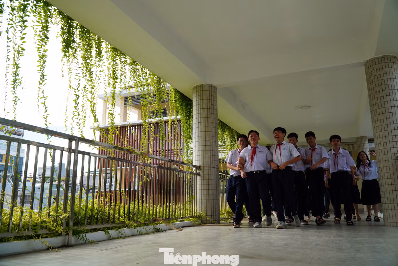 Từng có thời gian, ngôi trường 50 năm tuổi này sụt giảm số lượng học sinh đáng kể vì cơ sở vật chất. Từ khi ngôi trường khang trang hơn, phụ huynh đã an tâm gửi con đến đây, số lượng học sinh dần ổn định. Ảnh: Thanh Hiền.