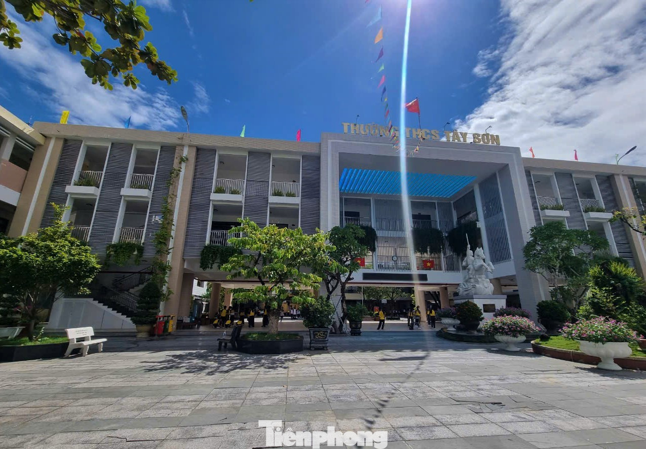 Trường THCS Tây Sơn trông như khách sạn. Mặt tiền có hệ lam chắn nắng từ tầng 3 đổ xuống, xen kẽ là những ban công đầy cây xanh. Ảnh: Thanh Hiền.