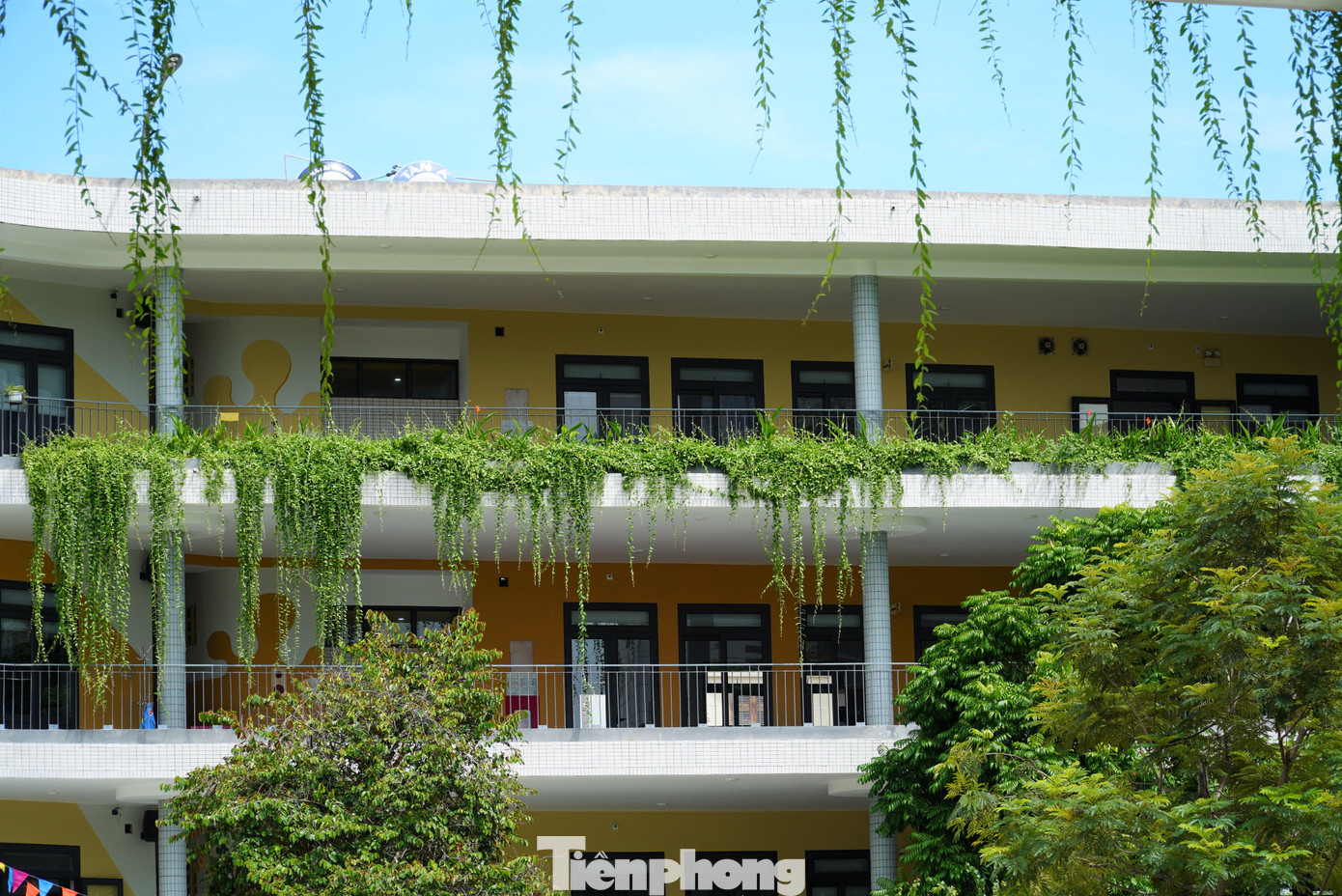 Trường chú trọng kiến trúc từ cổng, cầu thang, giếng trời...cho đến phòng học. Chị Thùy Trang (35 tuổi, có con học tại trường) bày tỏ rất hài lòng vì cơ sở vật chất, không gian của trường. "Con được học trong ngôi trường mới, đẹp, không chỉ tôi mà bất cứ phụ huynh nào cũng yên tâm", chị nói. Ảnh: Thanh Hiền.