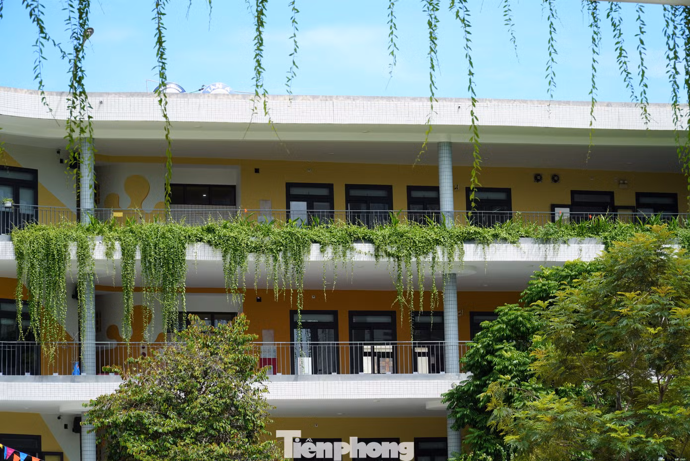 Trường chú trọng kiến trúc từ cổng, cầu thang, giếng trời...cho đến phòng học. Chị Thùy Trang (35 tuổi, có con học tại trường) bày tỏ rất hài lòng vì cơ sở vật chất, không gian của trường. "Con được học trong ngôi trường mới, đẹp, không chỉ tôi mà bất cứ phụ huynh nào cũng yên tâm", chị nói. Ảnh: Thanh Hiền.