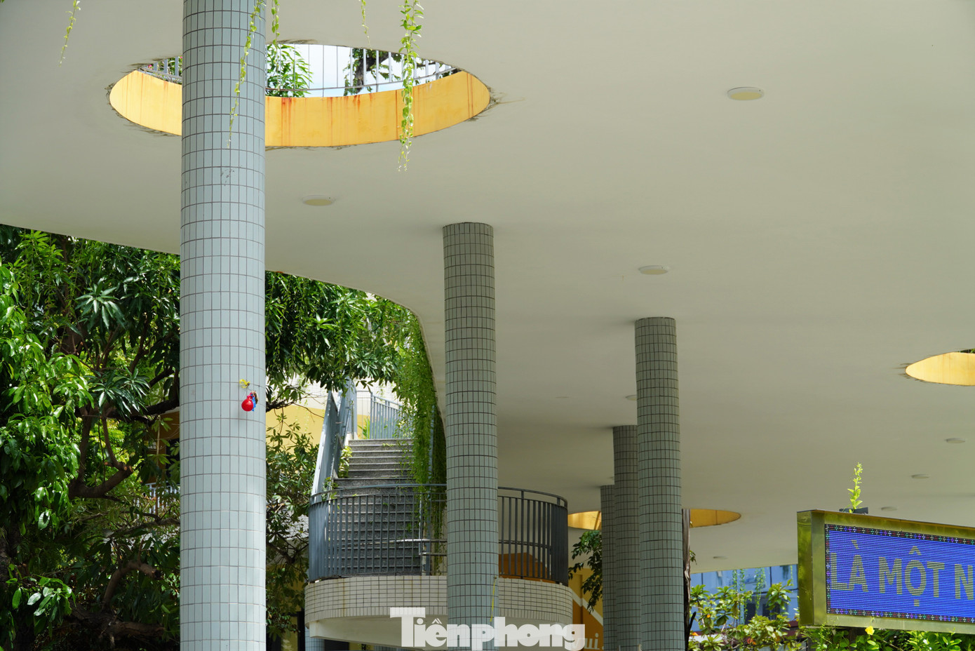 Trường chú trọng kiến trúc từ cổng, cầu thang, giếng trời...cho đến phòng học. Chị Thùy Trang (35 tuổi, có con học tại trường) bày tỏ rất hài lòng vì cơ sở vật chất, không gian của trường. "Con được học trong ngôi trường mới, đẹp, không chỉ tôi mà bất cứ phụ huynh nào cũng yên tâm", chị nói. Ảnh: Thanh Hiền.