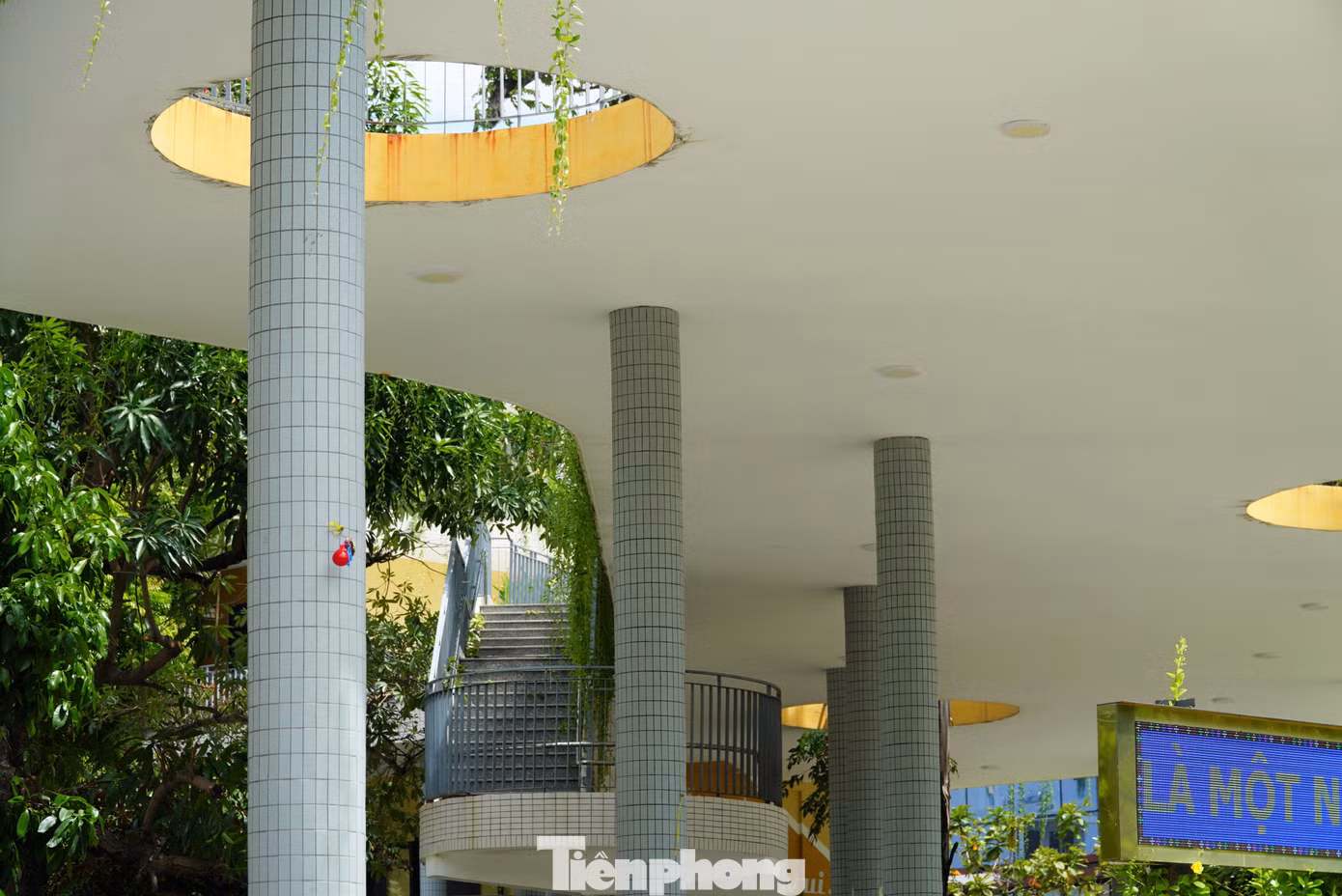 Trường chú trọng kiến trúc từ cổng, cầu thang, giếng trời...cho đến phòng học. Chị Thùy Trang (35 tuổi, có con học tại trường) bày tỏ rất hài lòng vì cơ sở vật chất, không gian của trường. "Con được học trong ngôi trường mới, đẹp, không chỉ tôi mà bất cứ phụ huynh nào cũng yên tâm", chị nói. Ảnh: Thanh Hiền.