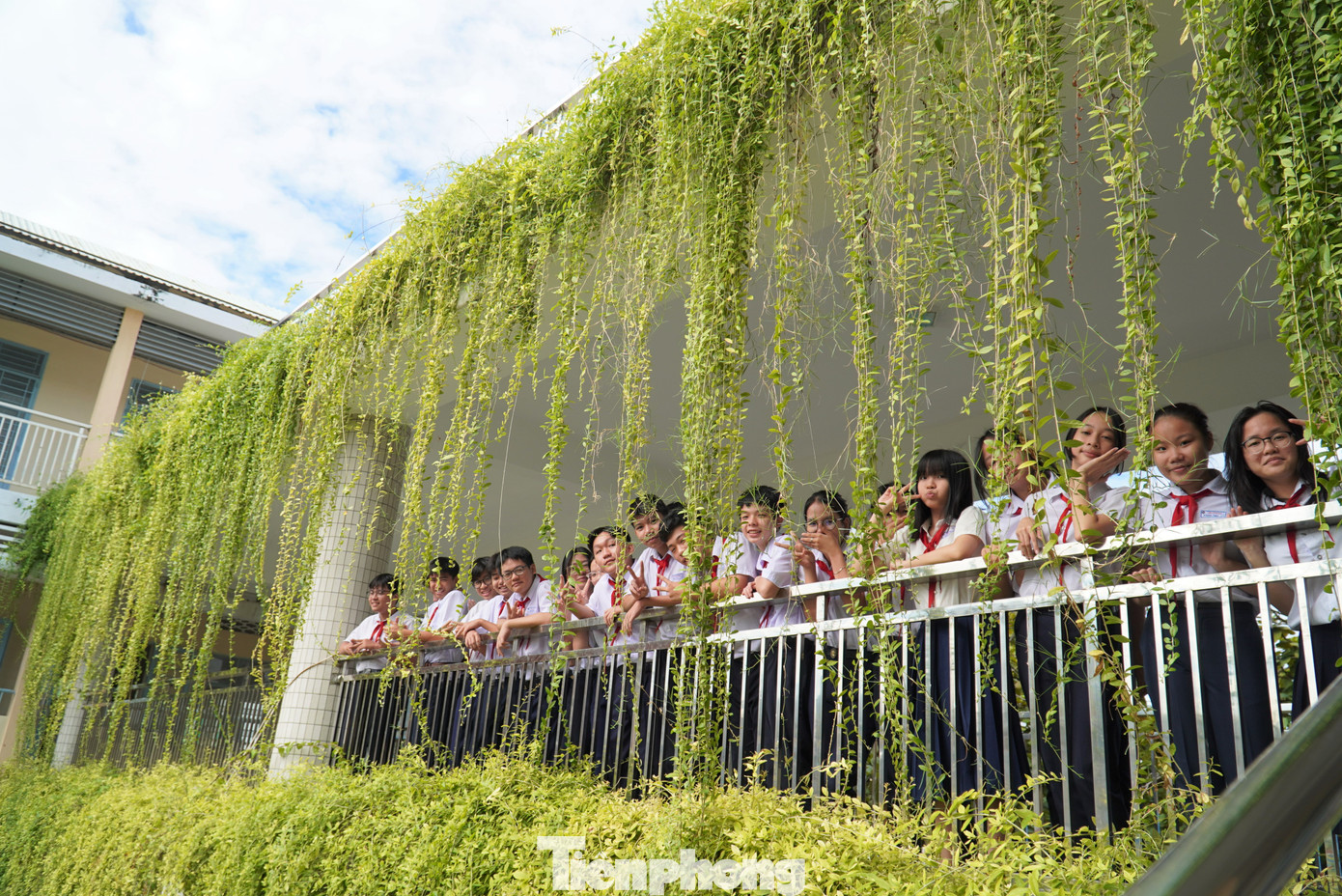 Năm 2023, trường THCS Trần Hưng Đạo xây thêm một hành lang nối giữa hai khối nhà để học sinh và giáo viên di chuyển thuận tiện, tránh mưa nắng. Cô Võ Minh Phương, Hiệu trưởng nhà trường nói đây là công trình mà bao thế hệ thầy cô đã ao ước suốt mấy chục năm qua. Ảnh: Thanh Hiền.