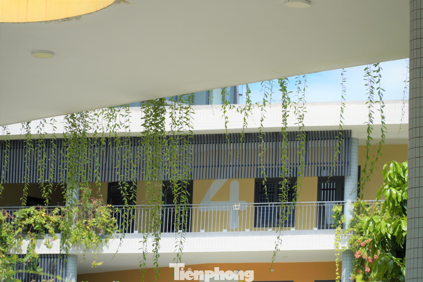 Trường chú trọng kiến trúc từ cổng, cầu thang, giếng trời...cho đến phòng học. Chị Thùy Trang (35 tuổi, có con học tại trường) bày tỏ rất hài lòng vì cơ sở vật chất, không gian của trường. "Con được học trong ngôi trường mới, đẹp, không chỉ tôi mà bất cứ phụ huynh nào cũng yên tâm", chị nói. Ảnh: Thanh Hiền.