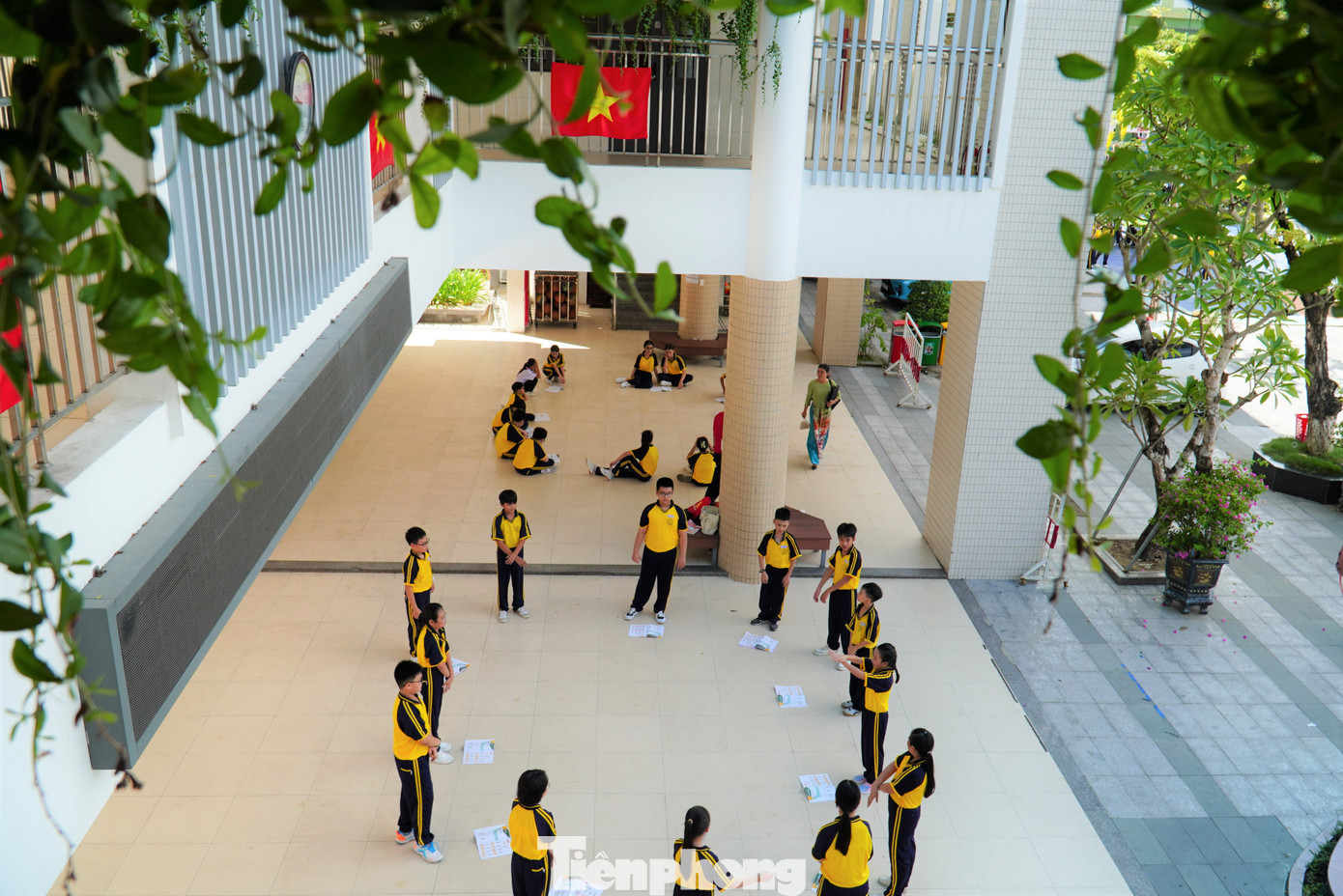 Một góc trường THCS Tây Sơn, quận Hải Châu. Thầy Trần Ngọc Út, Hiệu trưởng nhà trường cho hay trước đây trường gần như không có điểm nhấn gì với các khối nhà bố trí theo hình chữ U bao quanh sân trường. "Từ khi có khối nhà mới, nhìn trường sáng bừng lên, sang trọng, đẹp đẽ, ai đi ngang cũng trầm trồ”, thầy tự hào. Ảnh: Thanh Hiền.