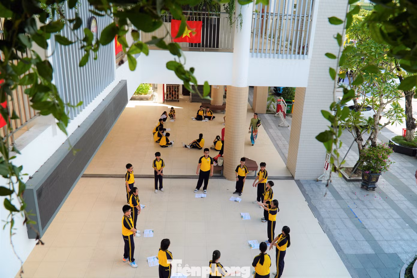 Một góc trường THCS Tây Sơn, quận Hải Châu. Thầy Trần Ngọc Út, Hiệu trưởng nhà trường cho hay trước đây trường gần như không có điểm nhấn gì với các khối nhà bố trí theo hình chữ U bao quanh sân trường. "Từ khi có khối nhà mới, nhìn trường sáng bừng lên, sang trọng, đẹp đẽ, ai đi ngang cũng trầm trồ”, thầy tự hào. Ảnh: Thanh Hiền.