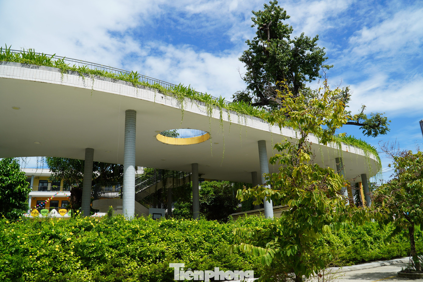 Trường chú trọng kiến trúc từ cổng, cầu thang, giếng trời...cho đến phòng học. Chị Thùy Trang (35 tuổi, có con học tại trường) bày tỏ rất hài lòng vì cơ sở vật chất, không gian của trường. "Con được học trong ngôi trường mới, đẹp, không chỉ tôi mà bất cứ phụ huynh nào cũng yên tâm", chị nói. Ảnh: Thanh Hiền.