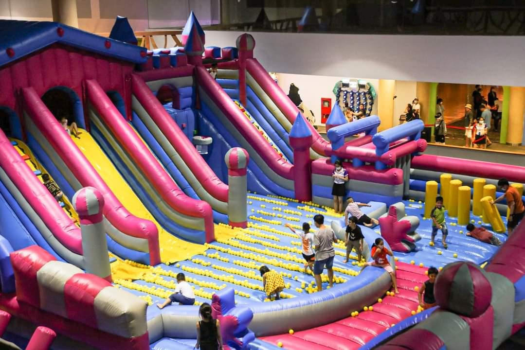 Khu nhà phao khổng lồ không chỉ phục vụ các bạn nhỏ mà người lớn cũng có thể vui chơi. Những ngày qua Trung tâm này đón mỗi ngày khoảng 6.000 khách. Khu nhà phao khổng lồ không chỉ phục vụ các bạn nhỏ mà người lớn cũng có thể vui chơi. Những ngày qua Trung tâm này đón mỗi ngày khoảng 6.000 khách.