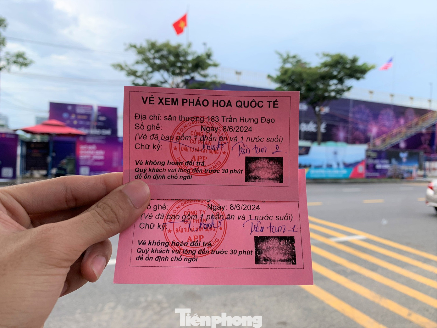 Tại số nhà 283 Trần Hưng Đạo, giá vé xem pháo hoa 250.000 đồng/người, vị trí đẹp chỉ có hơn 10 chỗ. Nơi này cũng đã bán gần hết. Trong khi đó, tòa nhà 183 Trần Hưng Đạo “hét” giá vé trên tum sân thượng lên tới 1,2 triệu đồng, bao gồm một phần ăn và nước suối. Còn tầng 3, tầng 4 có vé 350.000 đồng/người. Tại số nhà 283 Trần Hưng Đạo, giá vé xem pháo hoa 250.000 đồng/người, vị trí đẹp chỉ có hơn 10 chỗ. Nơi này cũng đã bán gần hết. Trong khi đó, tòa nhà 183 Trần Hưng Đạo “hét” giá vé trên tum sân thượng lên tới 1,2 triệu đồng, bao gồm một phần ăn và nước suối. Còn tầng 3, tầng 4 có vé 350.000 đồng/người.