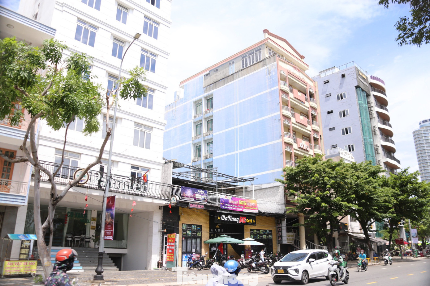 Anh Nguyễn Hoàng (37 tuổi, Đà Nẵng) cho hay anh đón một nhóm bạn từ xa về Đà Nẵng chơi và muốn có không gian riêng để xem pháo hoa. Tuy nhiên đi lùng khắp các tòa nhà đều hết, một số chỗ còn thì không ưng ý. Anh Nguyễn Hoàng (37 tuổi, Đà Nẵng) cho hay anh đón một nhóm bạn từ xa về Đà Nẵng chơi và muốn có không gian riêng để xem pháo hoa. Tuy nhiên đi lùng khắp các tòa nhà đều hết, một số chỗ còn thì không ưng ý.