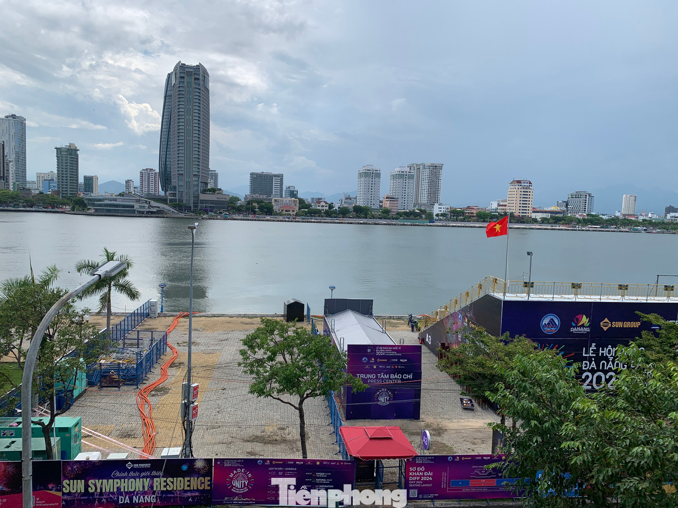 Từ vị trí này, du khách có thể nhìn thẳng ra sông Hàn từ trên cao, bao quát toàn bộ khu vực bắn pháo hoa. Từ vị trí này, du khách có thể nhìn thẳng ra sông Hàn từ trên cao, bao quát toàn bộ khu vực bắn pháo hoa.