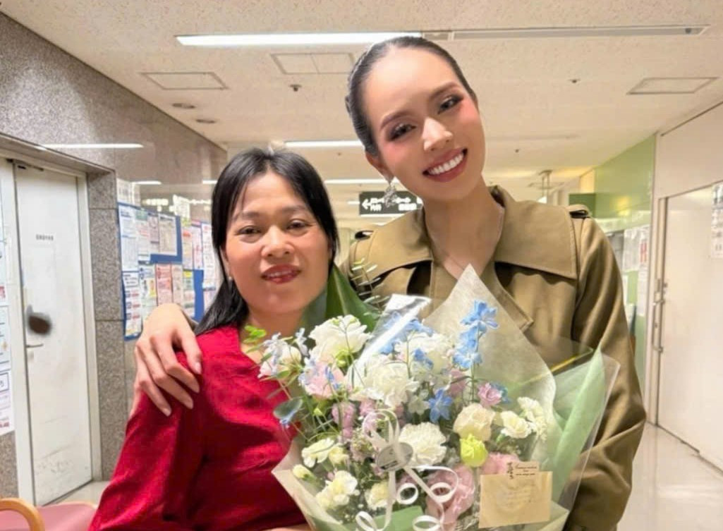 Bố mẹ là người kề cận, động viên và cổ vũ Hoa hậu Thanh Thủy trong các cuộc thi.