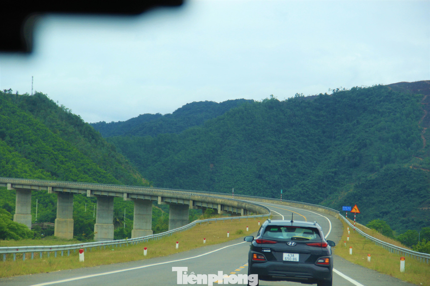 Đến giai đoạn tiếp theo, dự án sẽ được đầu tư mở rộng lên thành 4 làn xe với bề ngang 23-24m tương tự tuyến cao tốc Đà Nẵng - Quảng Ngãi.