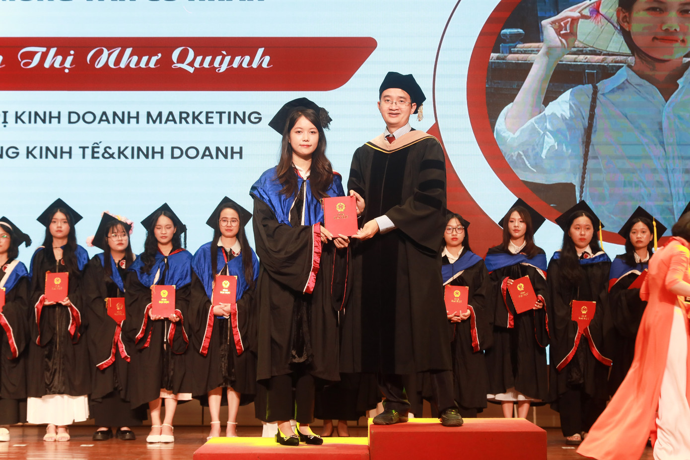 Trao bằng tốt nghiệp cho các cử nhân. Trao bằng tốt nghiệp cho các cử nhân.