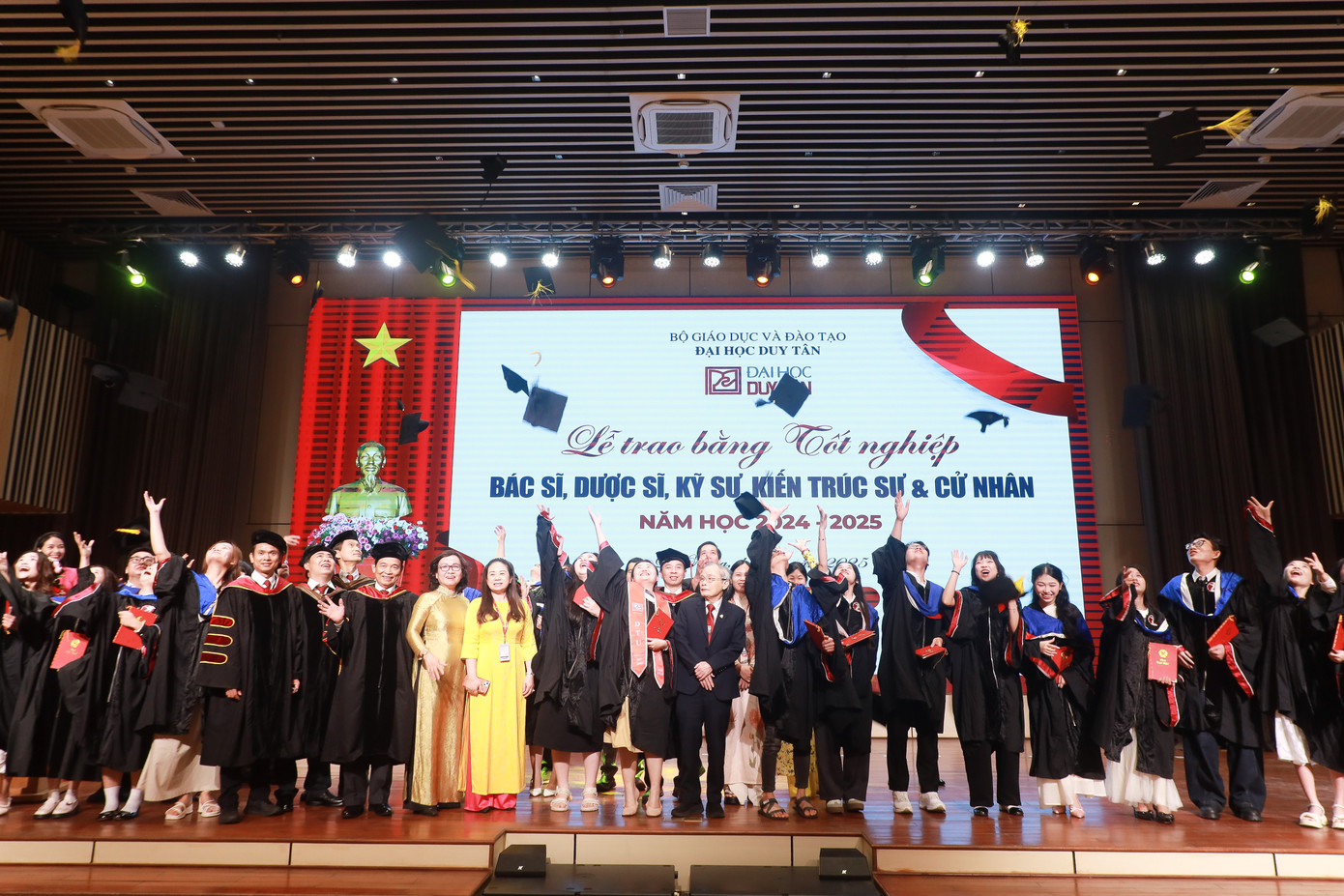 Tỷ lệ sinh viên có việc làm sau 1 năm tốt nghiệp đạt hơn 90%. Tỷ lệ sinh viên có việc làm sau 1 năm tốt nghiệp đạt hơn 90%.