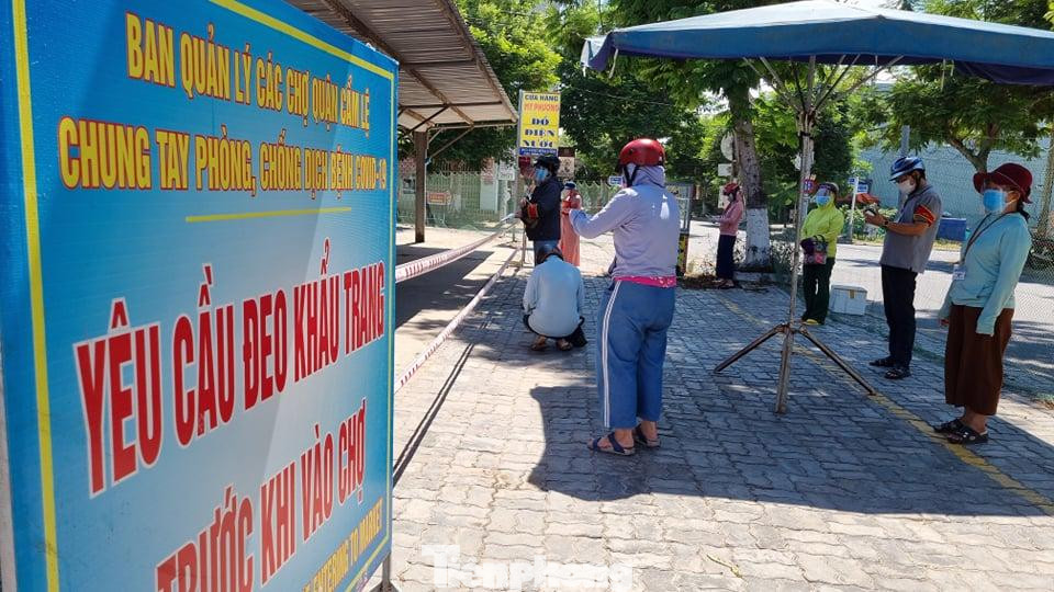 Đại diện các tổ dân phố xếp hàng chờ mua thực phẩm cho người dân. Ảnh: Thanh Trần.