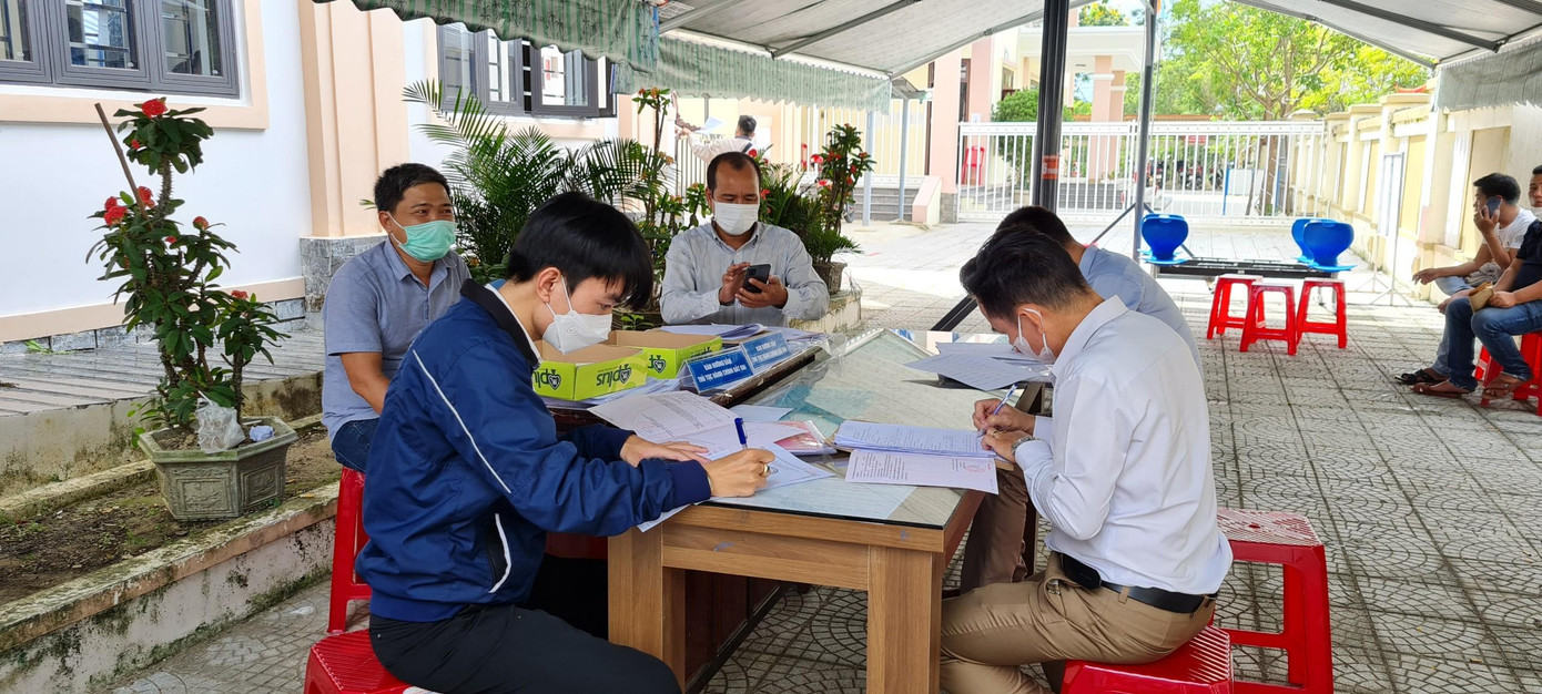 Cán bộ chuyên môn hỗ trợ và kiểm tra hồ sơ cho người dân trước khi vào lấy số. Cán bộ chuyên môn hỗ trợ và kiểm tra hồ sơ cho người dân trước khi vào lấy số.