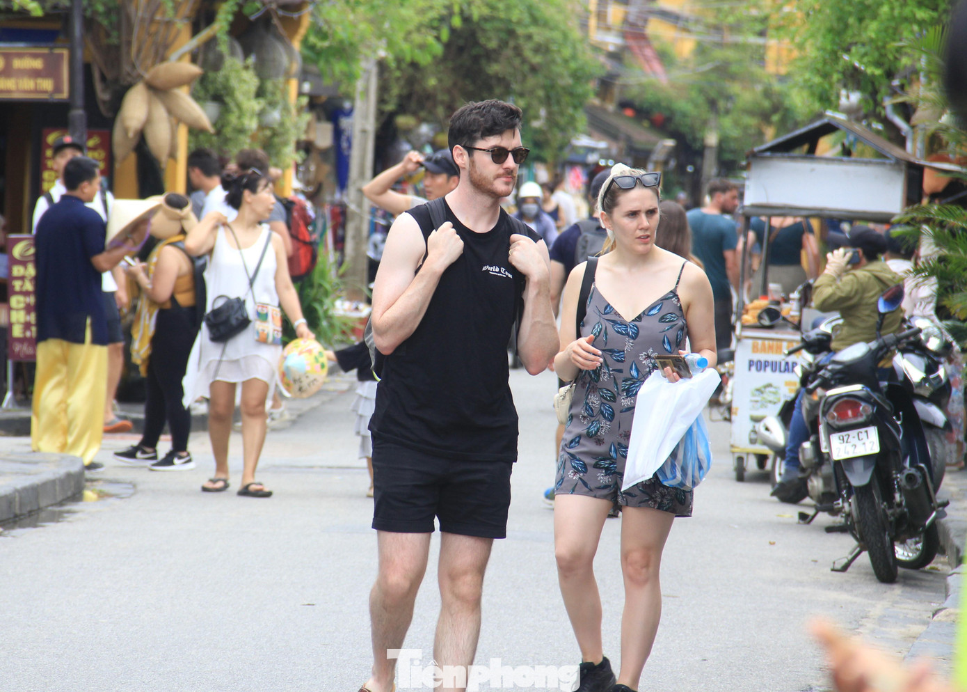 Hiện tại du khách đã tấp nâp trong phố cổ, nhất là những tuyến đường khô ráo, sạch sẽ. Hiện tại du khách đã tấp nâp trong phố cổ, nhất là những tuyến đường khô ráo, sạch sẽ.