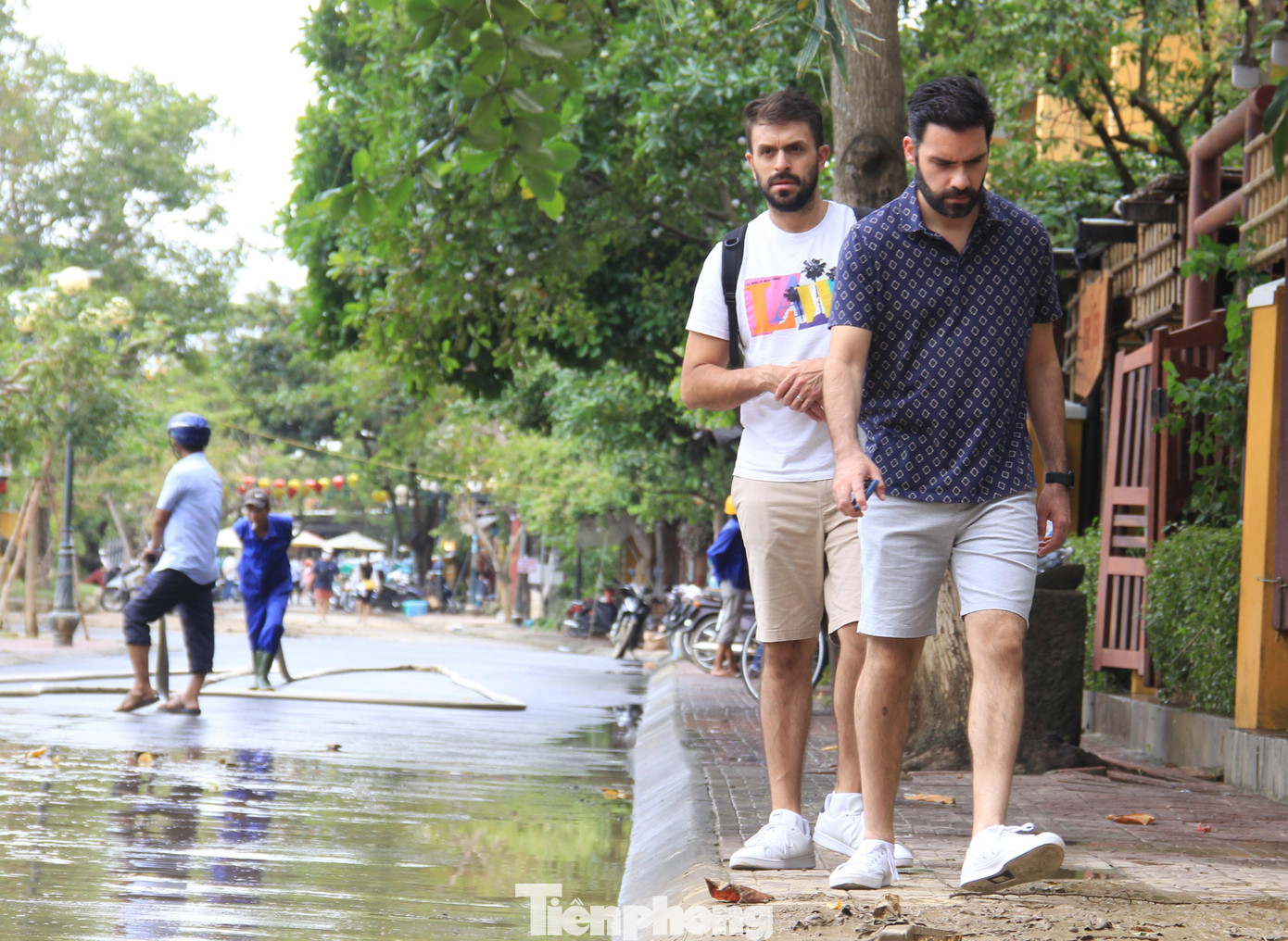 Du khách "né" đoạn đường còn đầy bùn bẩn sau khi nước rút. Hiện một số đoạn đường ven sông nước vẫn còn ở mắt cá chân. Du khách "né" đoạn đường còn đầy bùn bẩn sau khi nước rút. Hiện một số đoạn đường ven sông nước vẫn còn ở mắt cá chân.