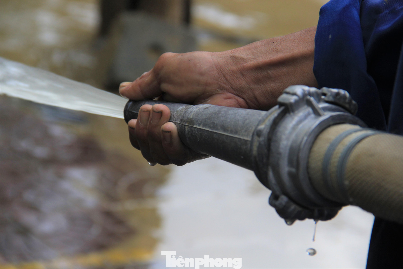 Phải dùng vòi nước to, áp lực lớn mới "thổi" hết được bùn trên mặt đường. Phải dùng vòi nước to, áp lực lớn mới "thổi" hết được bùn trên mặt đường.