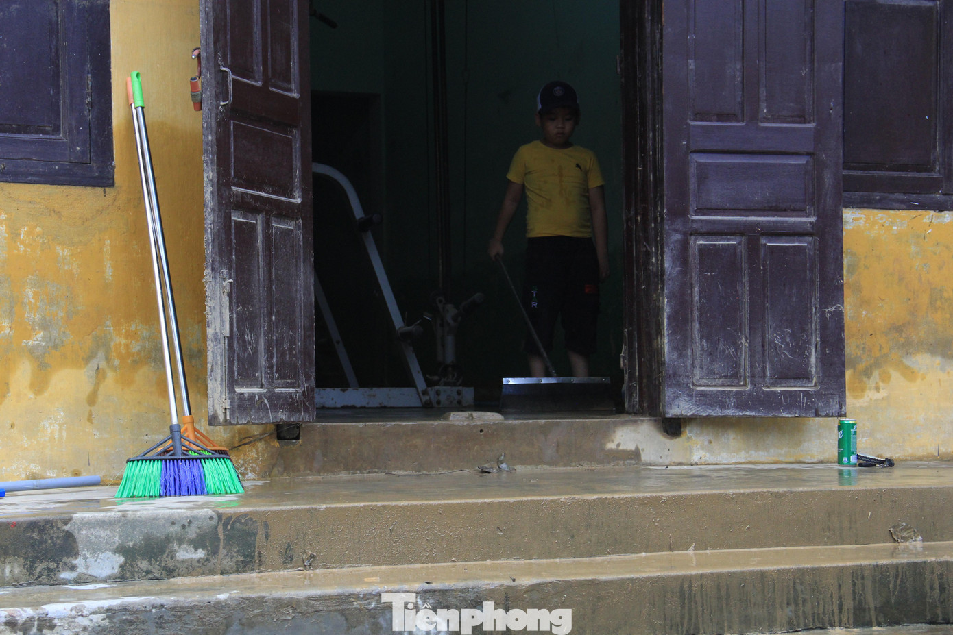 Nước lụt bủa vây phố cổ, nhiều nhà dân bị ngập cả mét. Đồ đạc trong nhà bị nước ngâm hư hại, ẩm mốc. Nước lụt bủa vây phố cổ, nhiều nhà dân bị ngập cả mét. Đồ đạc trong nhà bị nước ngâm hư hại, ẩm mốc.