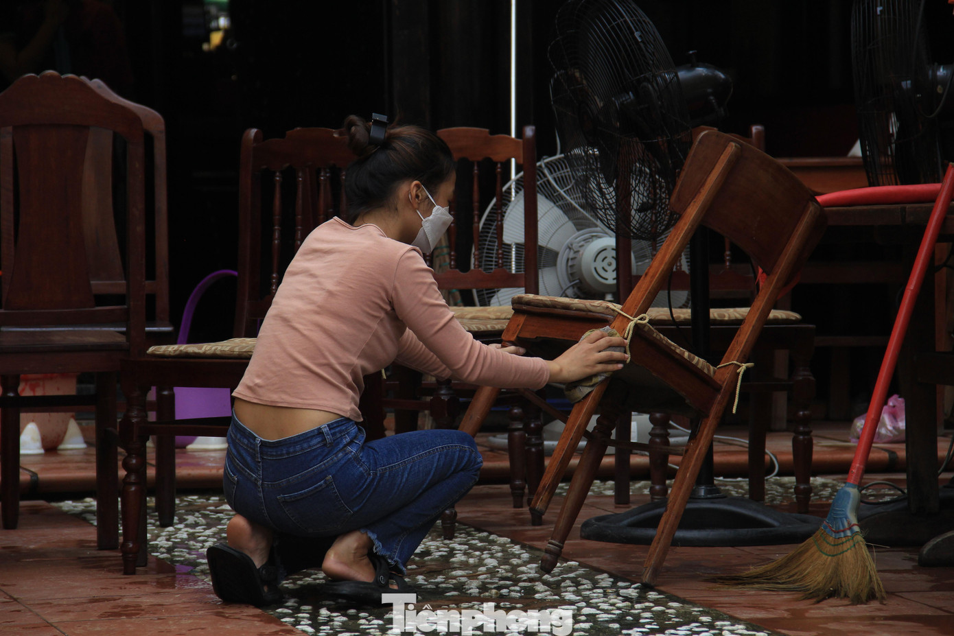 Những hộ kinh doanh còng lưng lau dọn bàn ghế, nhà cửa sau khi nước rút để phục vụ du khách. Những hộ kinh doanh còng lưng lau dọn bàn ghế, nhà cửa sau khi nước rút để phục vụ du khách.