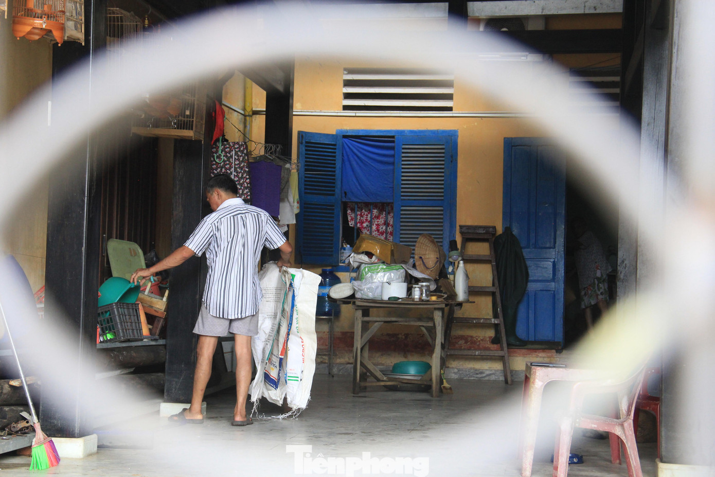 Đồ đạc, áo quần trong nhà rối tung, lộn xộn sau trận ngập. Đồ đạc, áo quần trong nhà rối tung, lộn xộn sau trận ngập.