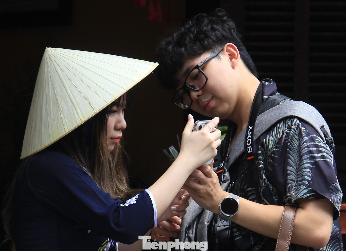 Nhân viên một nhà hàng hỗ trợ thông tin cho du khách. Hiện du khách đã tỏa đi nhiều con đường trong phố cổ. Hôm qua khi nước chưa rút, ngoài đi ghe, họ chỉ có thể tản bộ trên các tuyến đường Trần Phú, Hai Bà Trưng... không bị ngập.