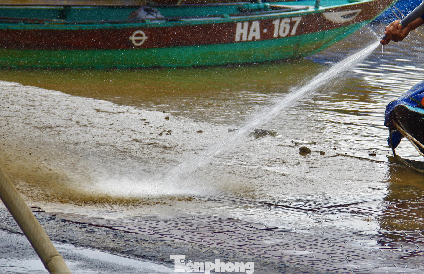 Nhiều đoạn không thể quét, bà con phải dội nước liên tục hoặc dùng vòi xịt. Nhiều đoạn không thể quét, bà con phải dội nước liên tục hoặc dùng vòi xịt.