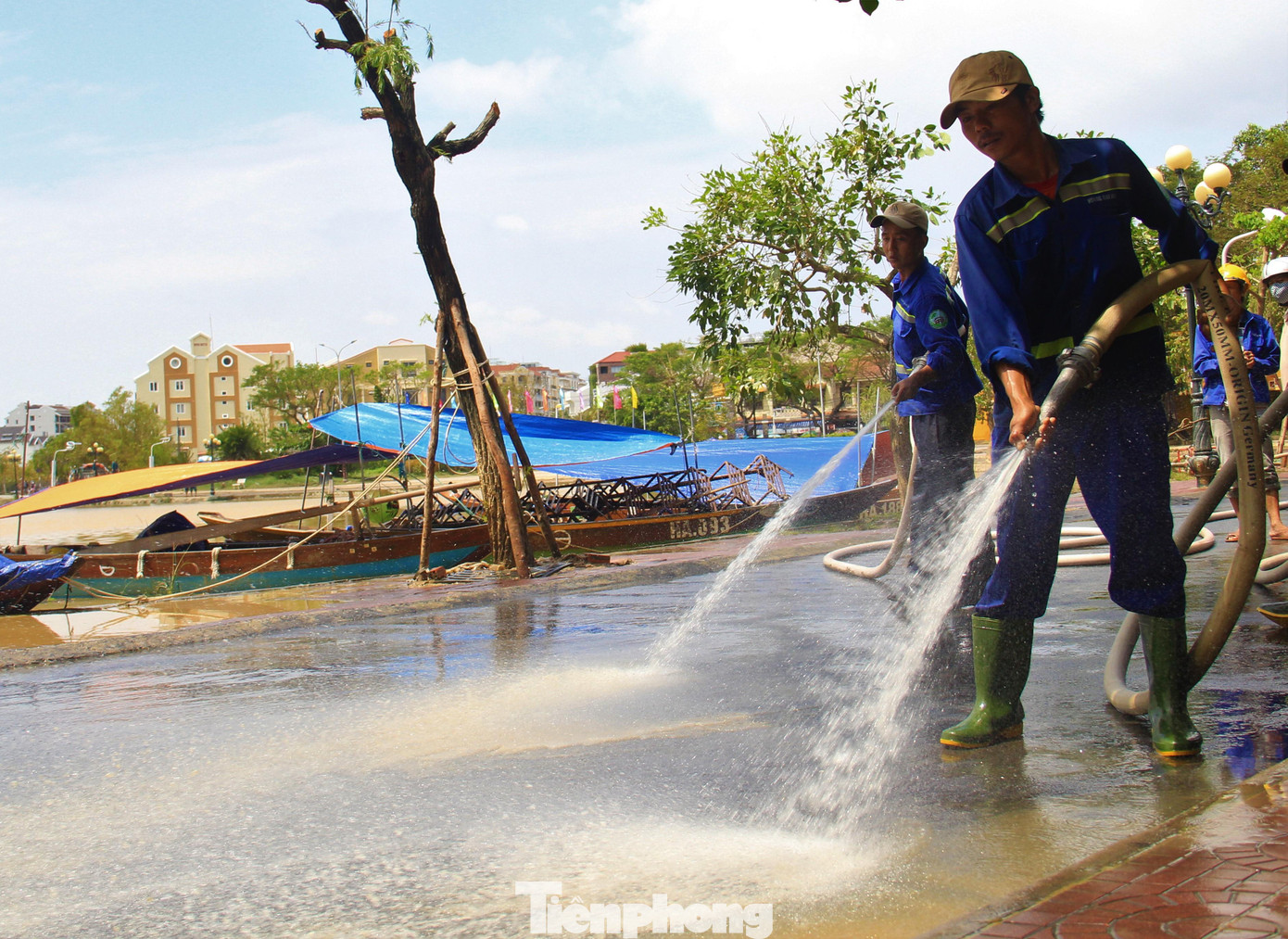 Sau đó dùng vòi nước áp lực lớn xịt để bùn trôi, không bám mặt đường. Anh Trung cho hay, từ chiều qua (11/10), anh và đồng nghiệp đã có mặt trên các tuyến đường, cầu dọn dẹp, khơi thông dòng chảy. Sau đó dùng vòi nước áp lực lớn xịt để bùn trôi, không bám mặt đường. Anh Trung cho hay, từ chiều qua (11/10), anh và đồng nghiệp đã có mặt trên các tuyến đường, cầu dọn dẹp, khơi thông dòng chảy.