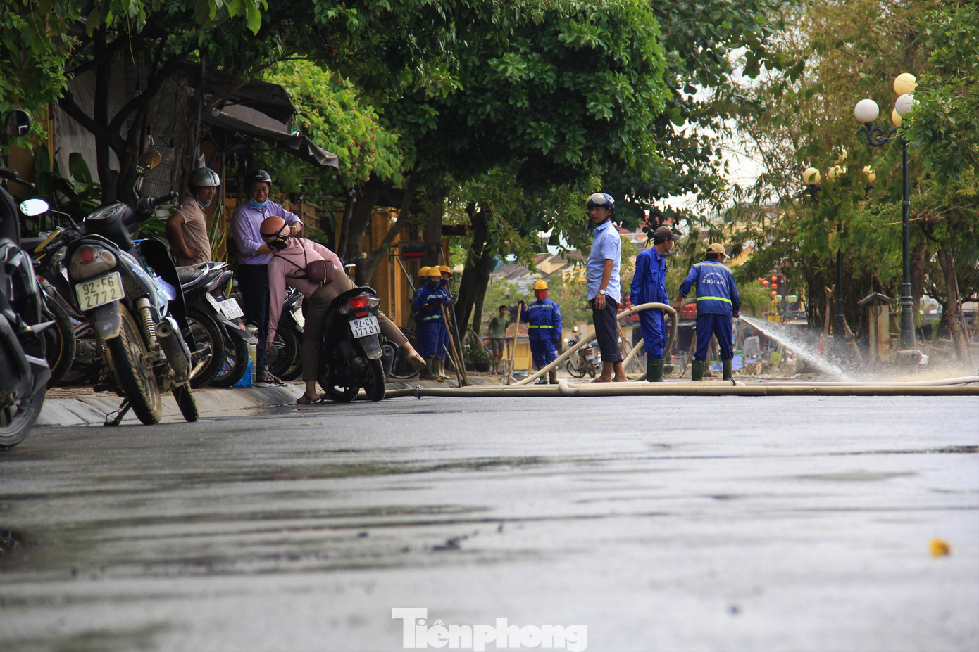 Một đoạn đường sạch trơn sau khi xịt rửa, dọn dẹp. Một đoạn đường sạch trơn sau khi xịt rửa, dọn dẹp.