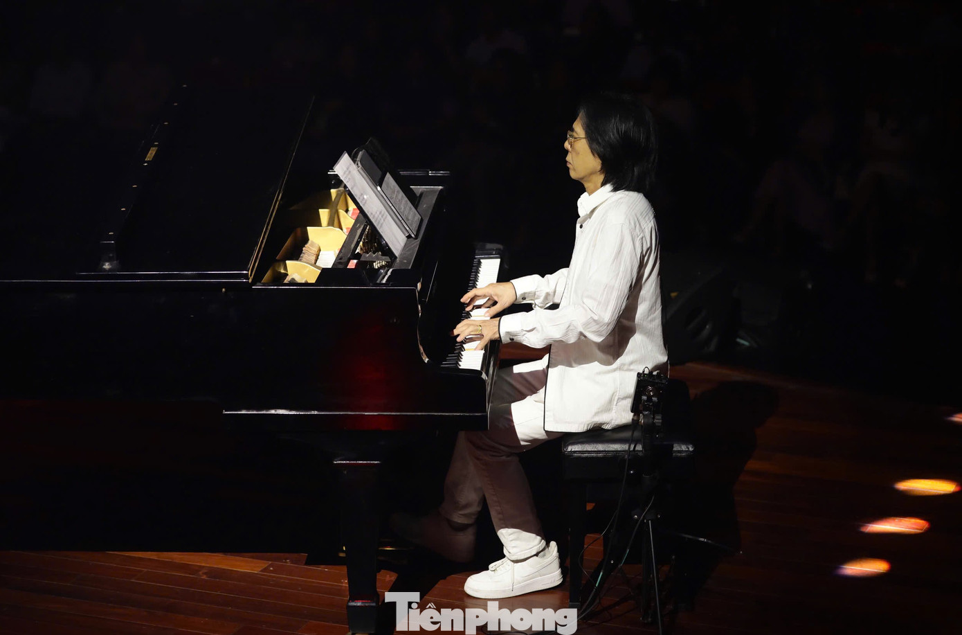 Hiểu và ăn ý trong từng luyến láy và ca từ khi Ý Lan biểu diễn, nhạc sĩ Nguyễn Quang, truyền nhân của nhạc sĩ Nguyễn Ánh 9 đã trở thành “stylist” cho các nhạc phẩm của diva hải ngoại này. Các bản hit của Ý Lan, khi biểu diễn cùng nhạc sĩ Nguyễn Quang luôn có thêm các màu sắc lấp lánh để nâng tác phẩm của hai nghệ sĩ lên một phiên bản mới mẻ hơn, chinh phục khán phòng.