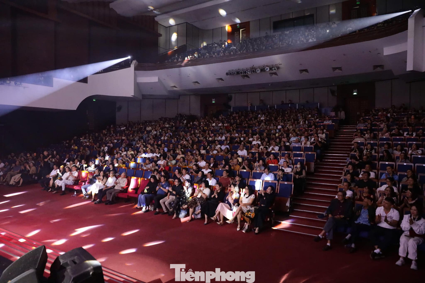 Hơn 1.000 khán giả Đà Nẵng đắm chìm trong đêm nhạc Phạm Duy đến tận khuya. Đường tình ta đi không chỉ là hành trình yêu đương đôi lứa, mà còn là biểu hiện cho sự tìm kiếm ý nghĩa cuộc sống, hành trình tìm về cội nguồn của tâm hồn, chiêm nghiệm sâu sắc về mối liên hệ giữa tình yêu và sự hiện hữu của con người giữa vũ trụ bao la. Mỗi bài hát là một bước chân trên con đường tình yêu và cuộc đời, đưa khán giả trở về với những ký ức, những khoảnh khắc đã qua, đồng thời mở ra những suy tư về tương lai.