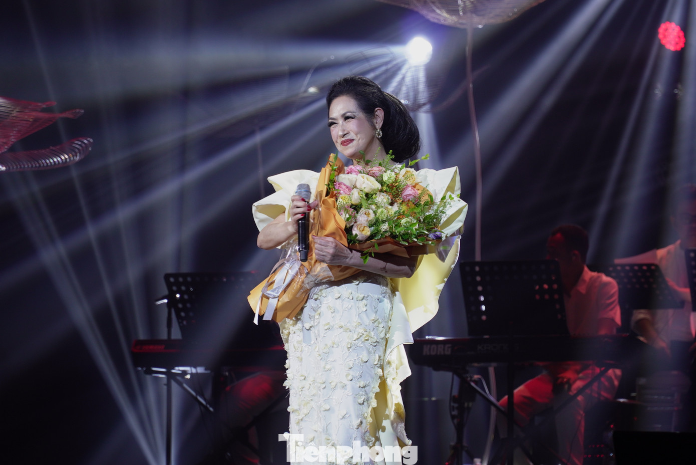 “Ý Lan sẽ thăng hoa hơn khi biểu diễn trên nền nhạc của Nguyễn Quang” đó là chia sẻ của nữ danh ca nói về người bạn đồng hành trong âm nhạc lần này, nhạc sĩ Nguyễn Quang – con trai nhạc sĩ Nguyễn Ánh 9.