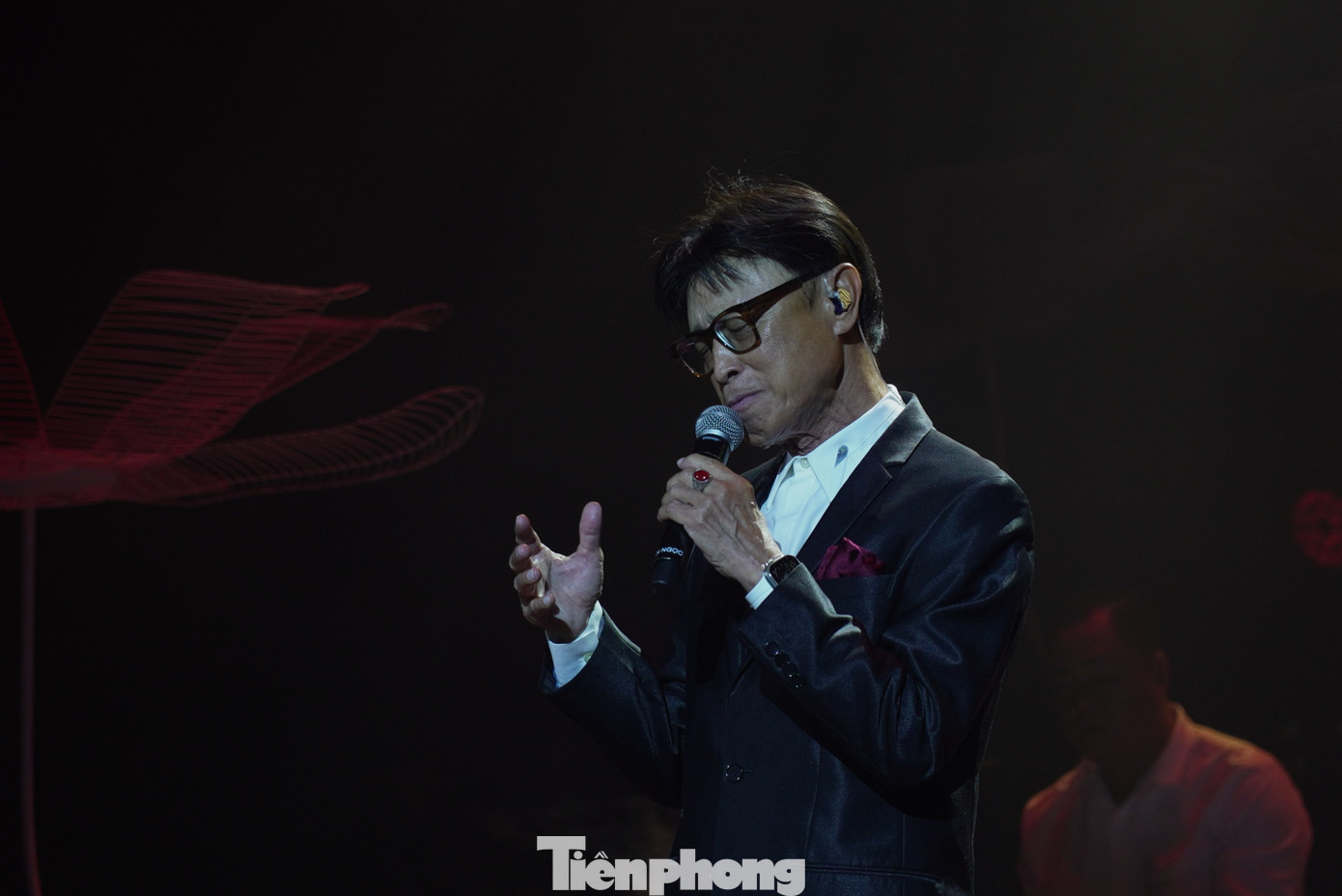 Nam danh ca Tuấn Ngọc bắt đầu biết nhiều đến nhạc sĩ Phạm Duy và âm nhạc của ông từ lúc kết hôn với ca sĩ Thái Thảo, con gái của nhạc sĩ Phạm Duy và ca sĩ Thái Hằng. Trong đêm nhạc này, ông đã hát Tiễn em, Tình cầm, Bao giờ biết tương tư, Ngậm ngùi... Ảnh: Thanh Hiền.