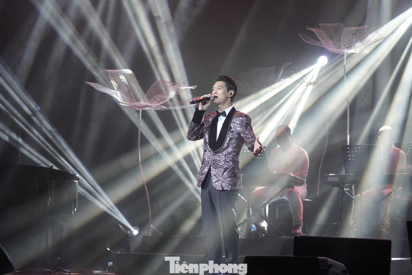 Khán giả Đà Nẵng vỗ tay không ngớt trước Phố buồn, Kiếp nào có yêu nhau, Mùa thu chết, Rồi đây anh sẽ đưa em về... của Trọng Bắc. Anh là ca sĩ đầu tiên tại Việt Nam thu âm, phát hành ca khúc Hạ Hồng của nhạc sĩ Phạm Duy kể từ sau 1975. Trước đây, công chúng chỉ có thể nghe ca khúc này qua các giọng hát hải ngoại Khánh Ly, Duy Quang, Khánh Hà và Tuấn Ngọc.