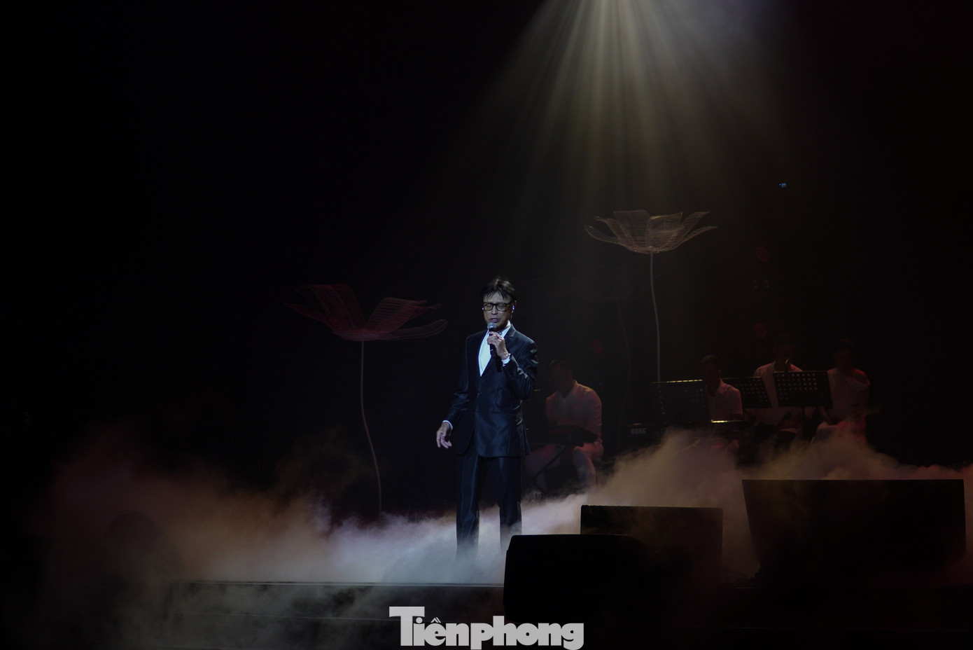 Danh ca Tuấn Ngọc chia sẻ ngày xưa mỗi lần đi hát về, bố vợ vẫn thường hỏi “Hôm nay anh có hát nhạc của tôi không?”. “Đối với tôi, bố là người nhạc sĩ vĩ đại nhất, và nếu nói về nghệ thuật, âm nhạc thì hai người rất hợp tính nhau”, ông nói.