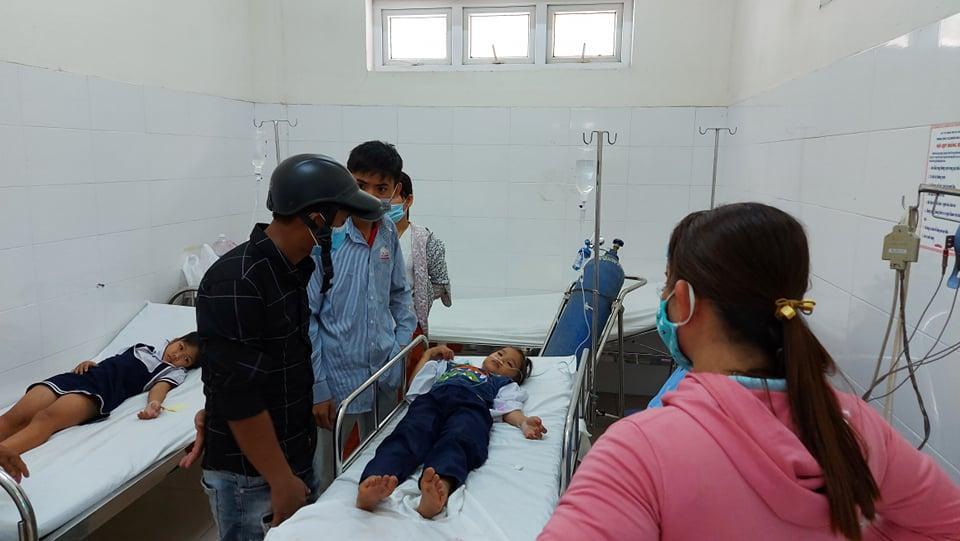 Các em học sinh nhập viện sau khi chơi đồ chơi lạ gần trước cổng trường. Các em học sinh nhập viện sau khi chơi đồ chơi lạ gần trước cổng trường.