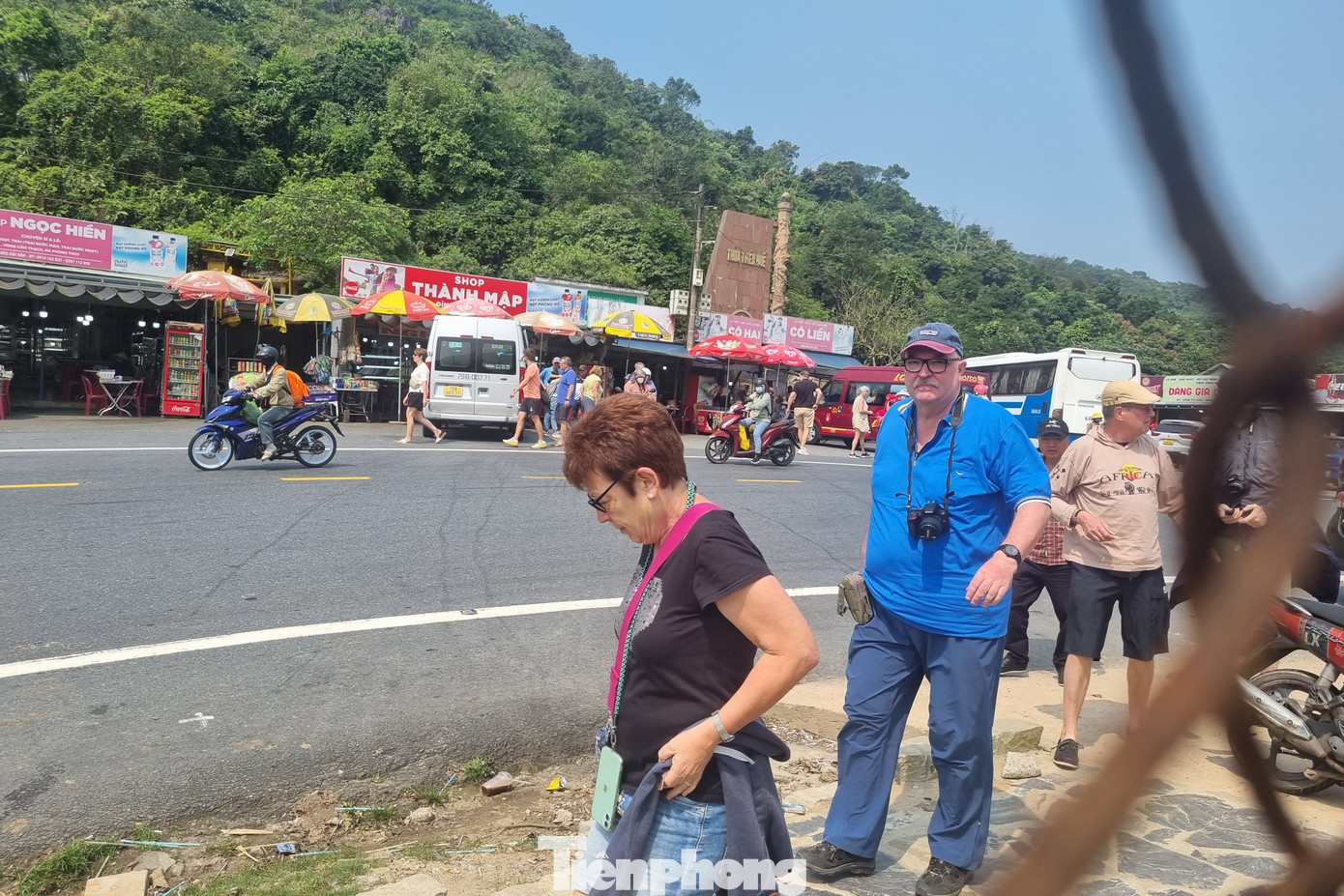 “Chúng tôi từ Nam Định vào Đà Nẵng, muốn được leo lên Hải Vân Quan một lần nhưng tới đây thì bảo vệ chắn lại không cho vào vì bên trong đang thi công, tu bổ. Chỉ biết đứng ngắm nhìn từ xa rồi đi về”, ông Nguyễn Hữu Bình, du khách đến từ Nam Định tiếc nuối.