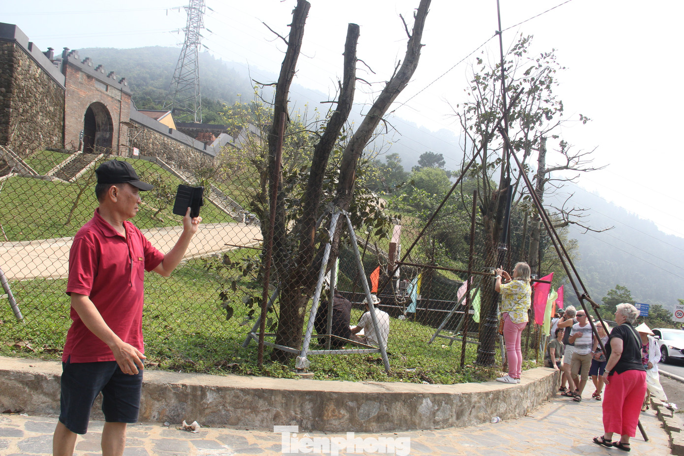 “Chúng tôi từ Nam Định vào Đà Nẵng, muốn được leo lên Hải Vân Quan một lần nhưng tới đây thì bảo vệ chắn lại không cho vào vì bên trong đang thi công, tu bổ. Chỉ biết đứng ngắm nhìn từ xa rồi đi về”, ông Nguyễn Hữu Bình, du khách đến từ Nam Định tiếc nuối.