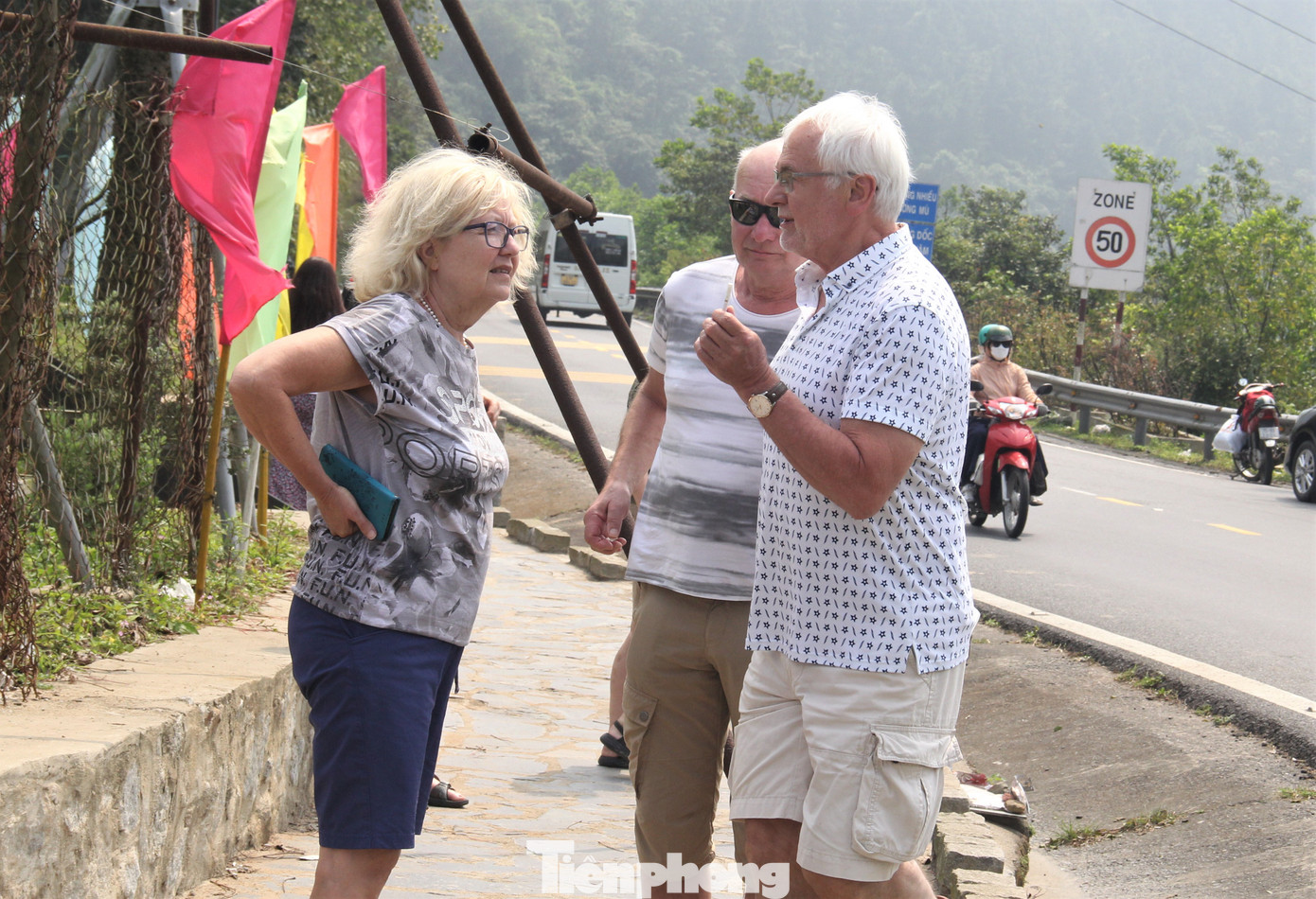 Đỉnh đèo Hải Vân, nơi có di tích quốc gia Hải Vân Quan là điểm đến thu hút rất đông du khách, đặc biệt là khách nước ngoài.