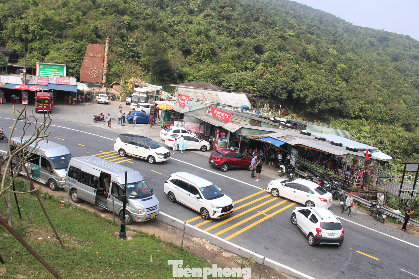 Xe lên xuống liên tục, hàng quán nước bên đường đông nghịt khách. Các chủ quán cho hay từ 4, 5h sáng đã có khách lên đỉnh đèo bởi lên trên này càng sớm ngắm đèo Hải Vân trong sương càng đẹp. Ngày nào các quán cũng đón khách tới tối.