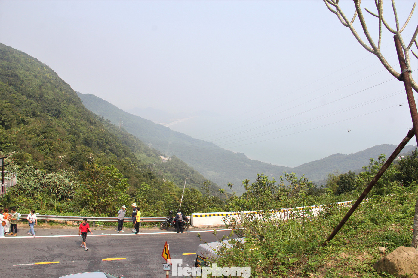 Từ trên Hải Vân Quan nhìn xuống là núi non ngát xanh, trùng điệp. Khi chưa tiến hành tu bổ, đây là điểm đến "check-in" của đông đảo bạn trẻ.