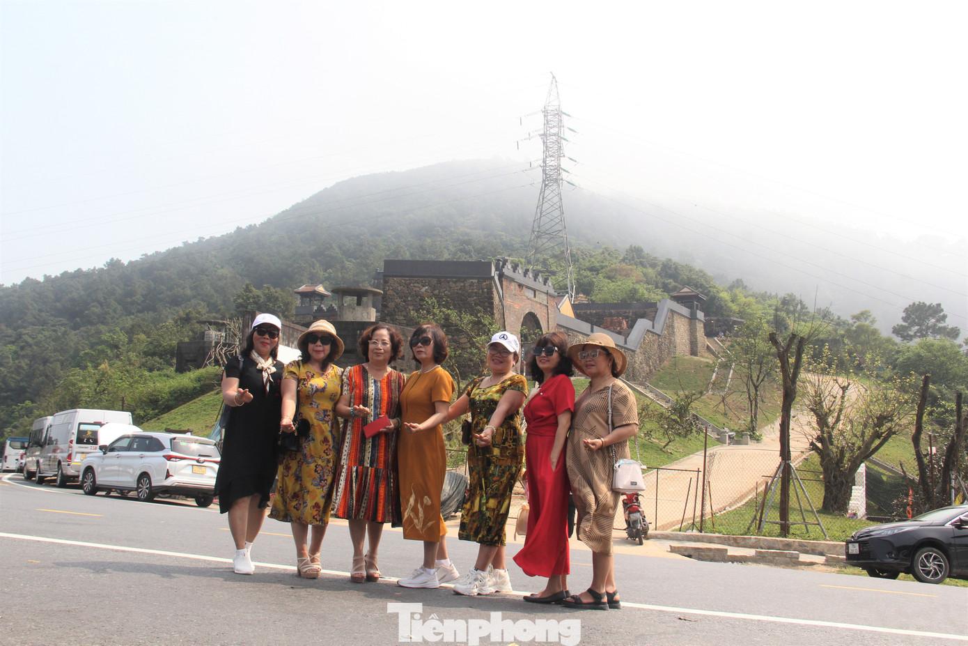 Xe máy, ô tô cá nhân, xe chở khách du lịch và những đoàn người tìm đến đèo Hải Vân liên tục trong ngày cuối tuần.