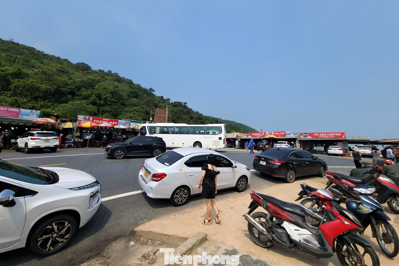 Xe máy, ô tô cá nhân, xe chở khách du lịch và những đoàn người tìm đến đèo Hải Vân liên tục trong ngày cuối tuần.